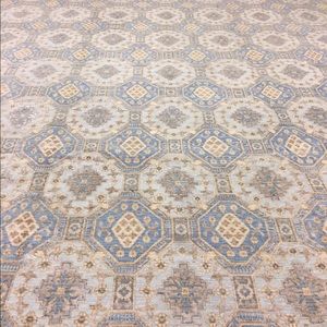 Hand knotted luxury rug. 10'x14'